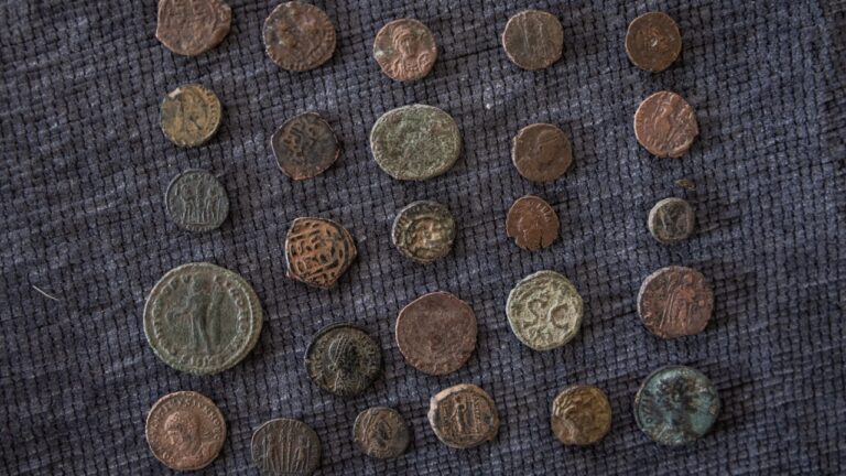 Arqueólogos desenterram tesouro celta bem preservado em sítio secreto