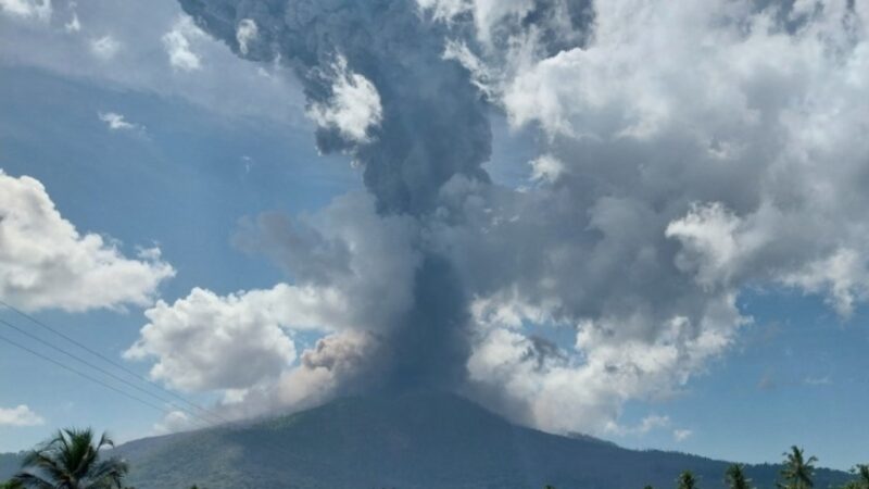 Vulcão Lewotobi Laki-laki entra em erupção na Indonésia e lança fumaça a 10 km