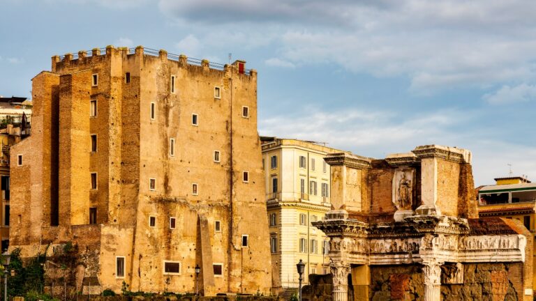 Torre medieval desaba em Roma deixando um operário preso e outro ferido