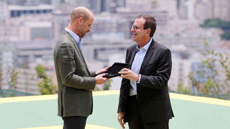 No Rio de Janeiro, príncipe William recebe das mãos do prefeito as chaves da cidade