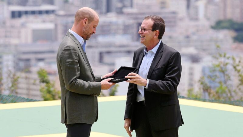No Rio de Janeiro, príncipe William recebe das mãos do prefeito as chaves da cidade