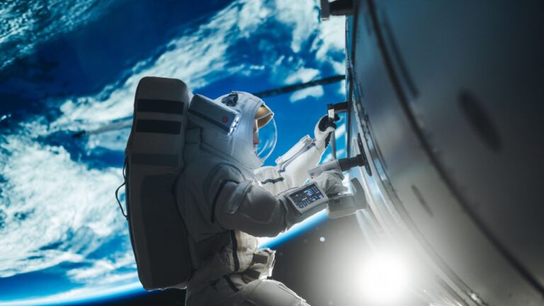Exposição mostra como astronautas fazem xixi e cocô no espaço