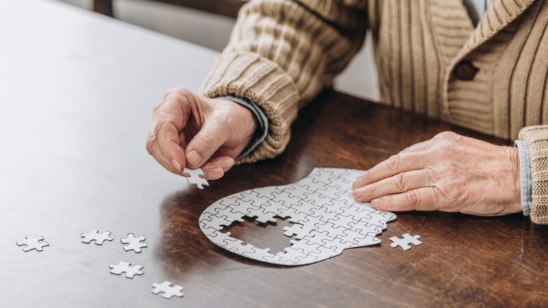 O composto químico criado no Brasil com potencial de combater o Alzheimer
