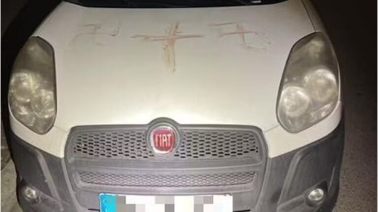 Homem é preso após pintar suásticas em veículos e edifícios utilizando sangue humano
