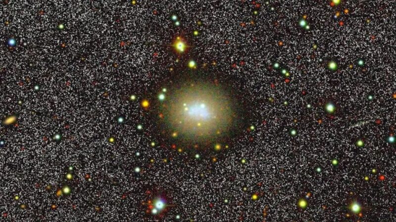 Galáxia misteriosa localizada no vazio segue produzindo estrelas mesmo sem combustível