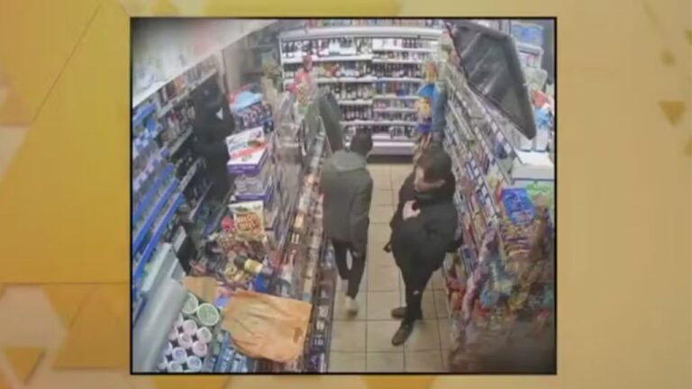 Britânico encontra pai desaparecido em mercado após 2 décadas de busca