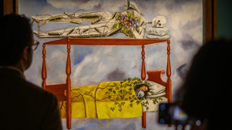 Frida Kahlo quebra recorde mundial com autorretrato arrematado por quase R$ 300 milhões