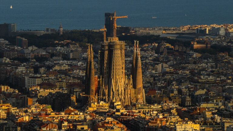 Ainda inacabada, Sagrada Família se torna a igreja mais alta do mundo