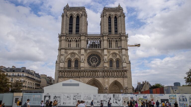 Catedral de Notre-Dame celebra primeiro casamento em 30 anos