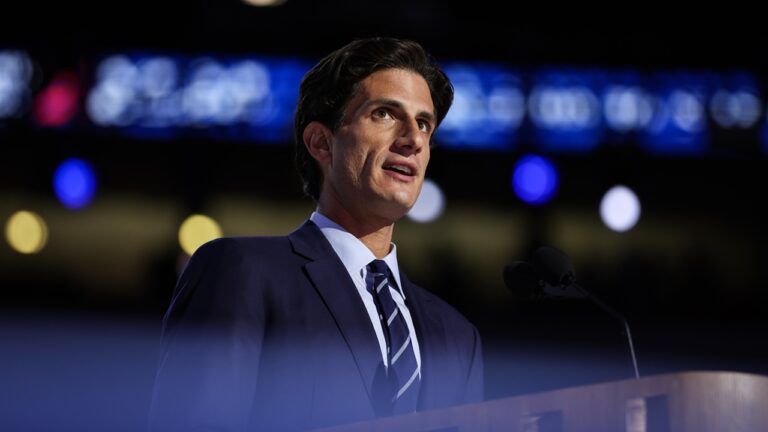 Jack Schlossberg, neto de JFK, anuncia candidatura ao Congresso