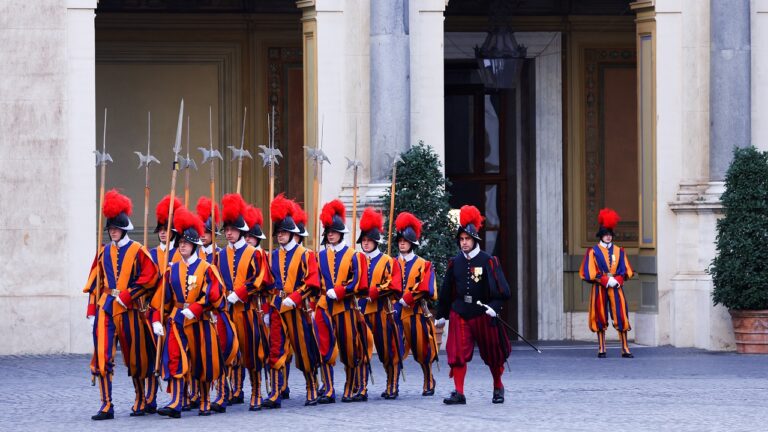 Guarda do Vaticano é investigado por suposto gesto antissemita