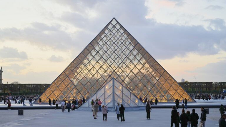 Entrada no Museu do Louvre ficará mais cara para não europeus