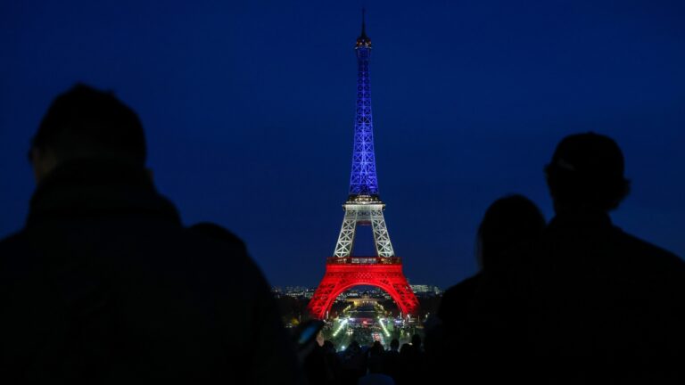 Após dez anos, França homenageia vítimas de ataque do Estado Islâmico