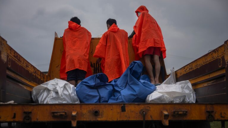 Chuvas e inundações deixam centenas de mortos no Sudeste Asiático