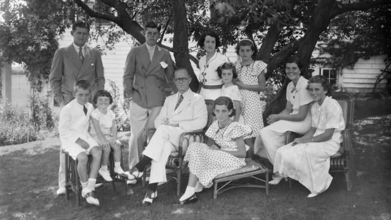 Maldição dos Kennedy: Com câncer precoce, neta de JFK aumenta lista de tragédias