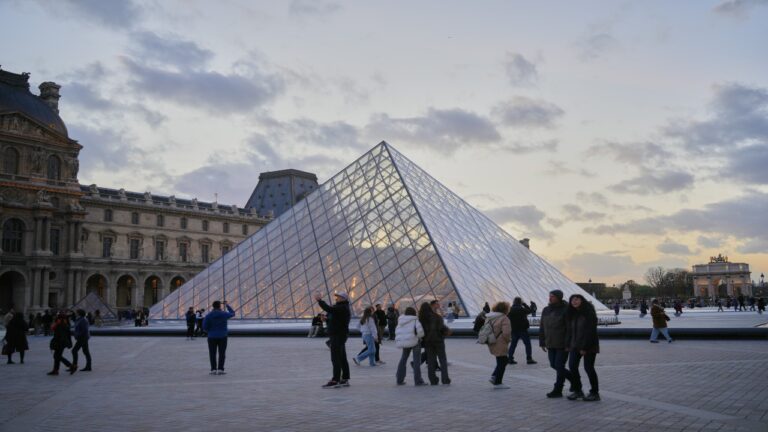 Museu do Louvre usava senha ‘Louvre’ em seu sistema de segurança