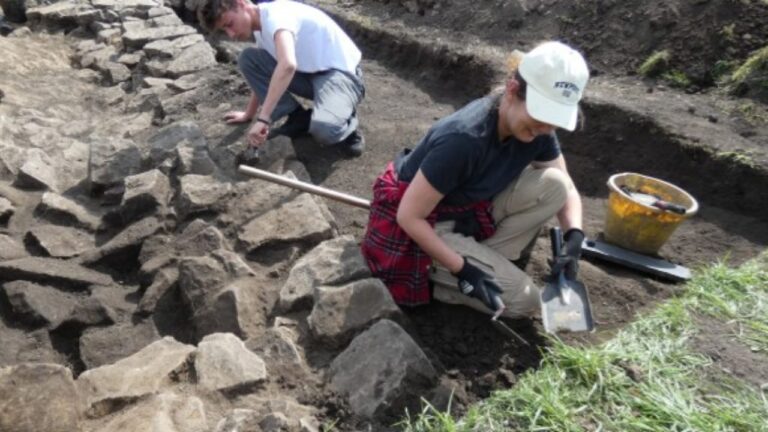 Pedra do Império Romano é encontrada além da Muralha de Adriano