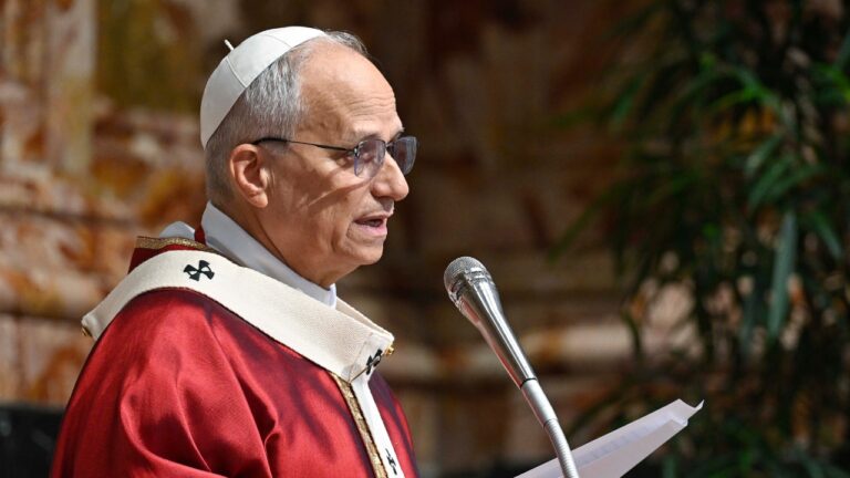 Especialistas alertam Papa Leão XIV sobre a falta de 2 mil exorcistas no mundo