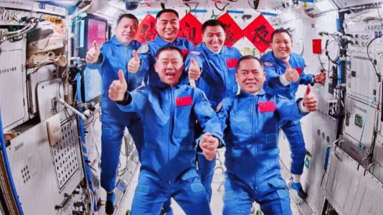 Três novos astronautas chineses estão presos no espaço após resgate de colegas
