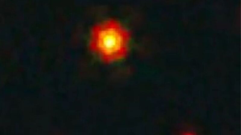 O “ponto vermelho” espacial que se revelou um buraco negro