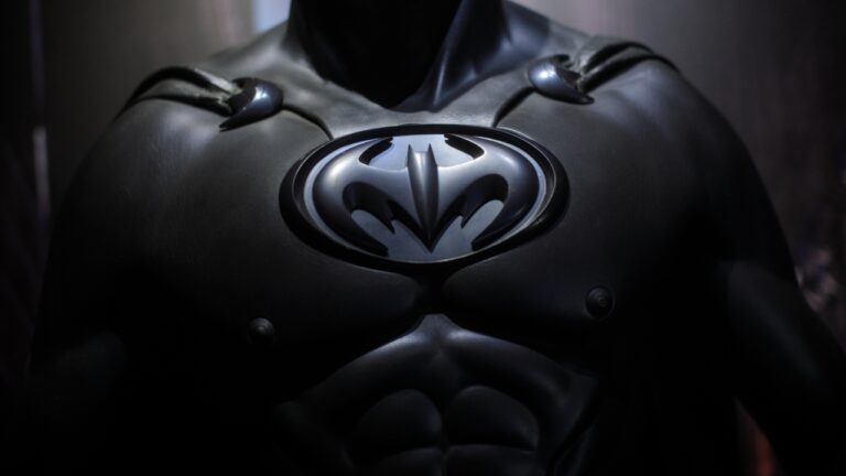 Batman no transporte público pode te deixar mais bondoso, revela estudo italiano