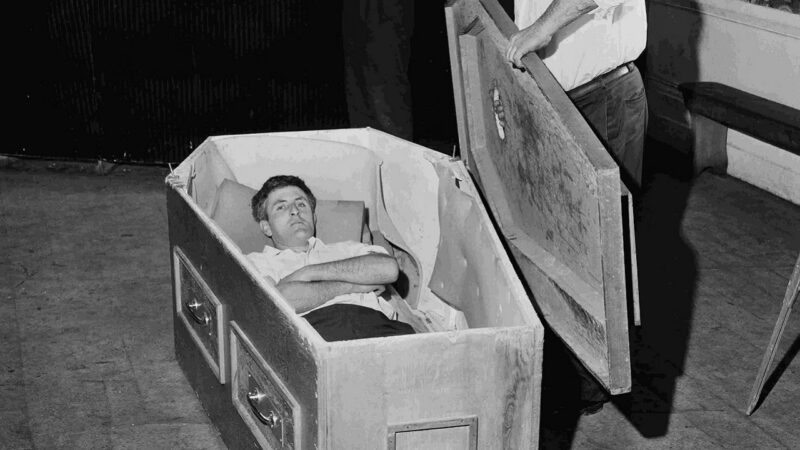 A história do operário irlandês que buscou fama em um caixão