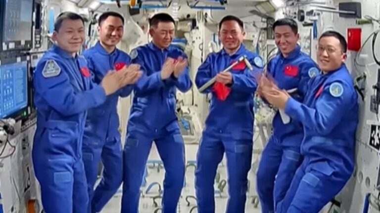 Astronautas chineses retornam à Terra após seis meses em órbita