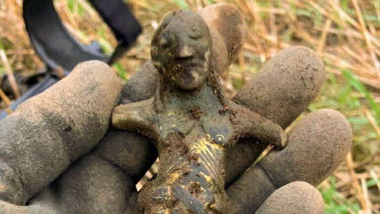 A descoberta da estátua de Jesus de 800 anos feita de bronze dourado