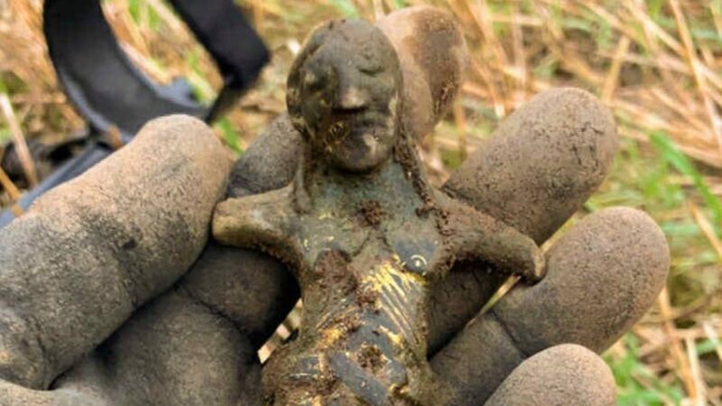 A descoberta da estátua de Jesus de 800 anos feita de bronze dourado