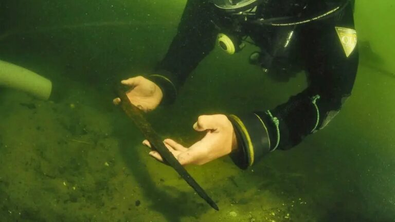 Tesouro de lanças medievais é descoberto em lago na Polônia