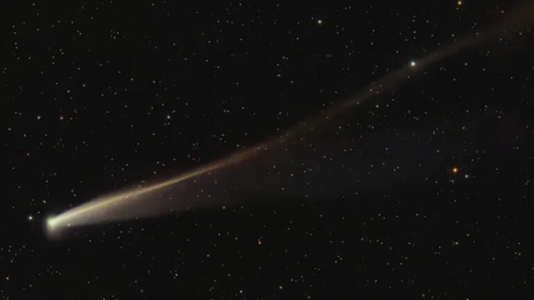 Cometa ATLAS surpreende astrônomos após aproximação do Sol