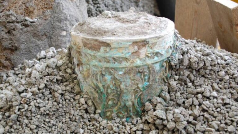 Vaso de cerâmica egípcio é descoberto em antiga cozinha de Pompeia