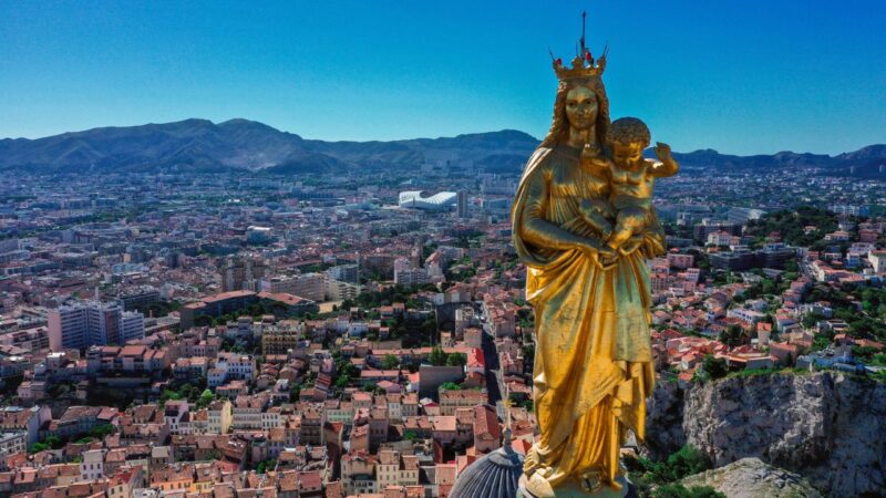 Marcas de bala da Segunda Guerra são encontradas na estátua da Virgem de Notre-Dame