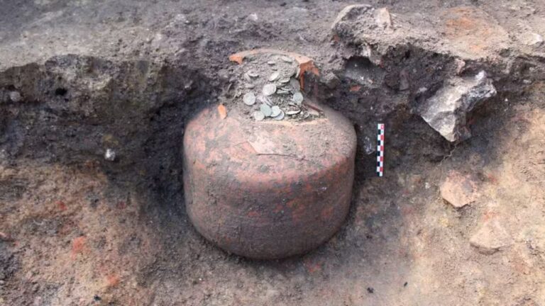 Jarros de 1800 anos repletos de moedas são encontrados por arqueólogos na França