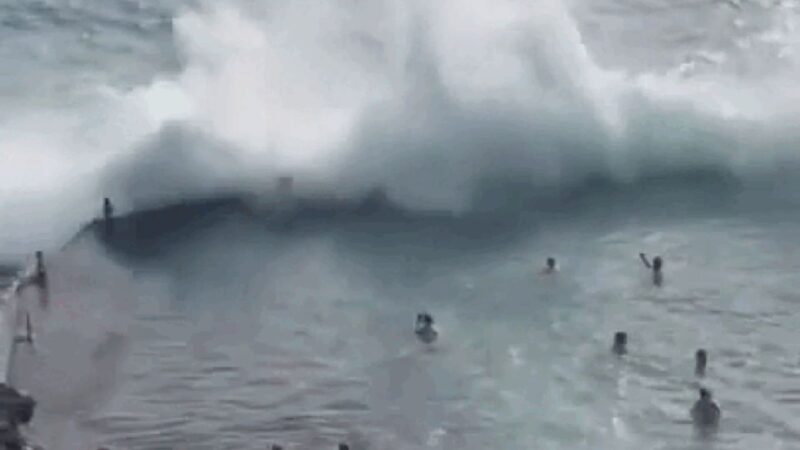 Ao menos quatro pessoas morrem ao serem atingidas por onda gigante nas Ilhas Canárias