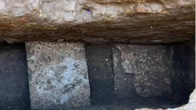 Quando uma cratera se abriu em frente ao Panteão, revelando antiga rua romana de 2 mil anos