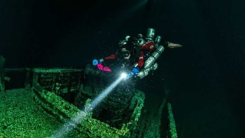 Naufrágio misterioso é descoberto por mergulhadores em lago no Canadá