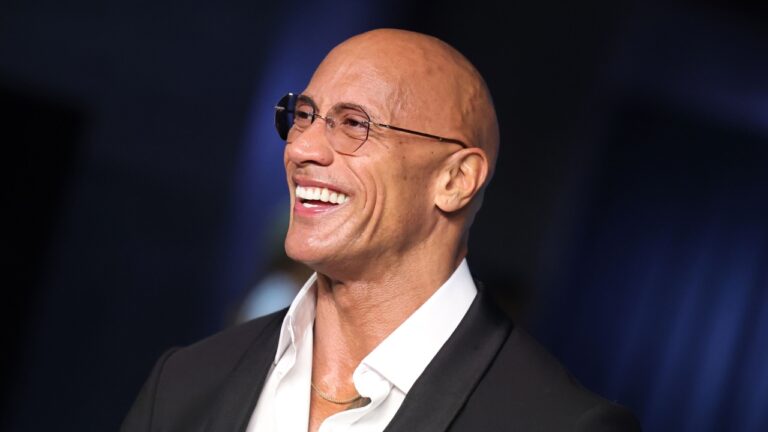 Homem que usava fotos de The Rock em perfis falsos é preso por estelionato