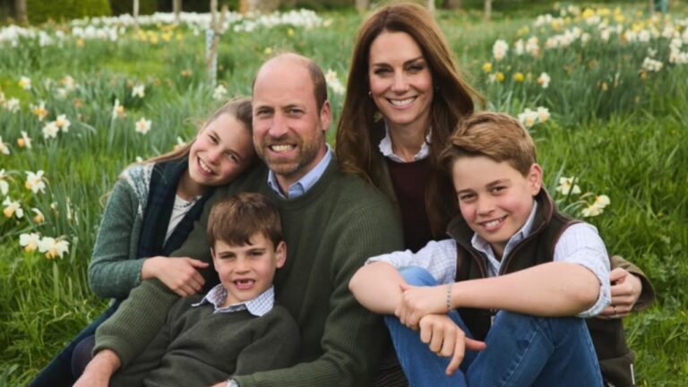 Príncipe William e Kate Middleton divulgam foto de Natal com os filhos