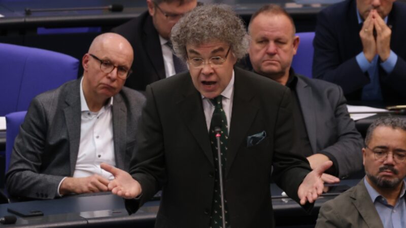 Deputado ultradireitista alemão é acusado de fazer saudação nazista