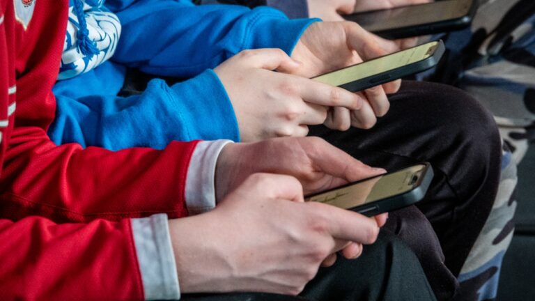 Brasil adotará novas regras para uso de redes sociais por crianças e adolescentes