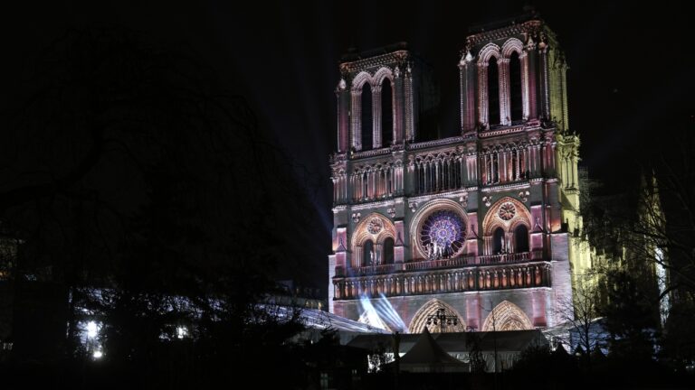 Catedral de Notre-Dame exibe novos e controversos vitrais ao público