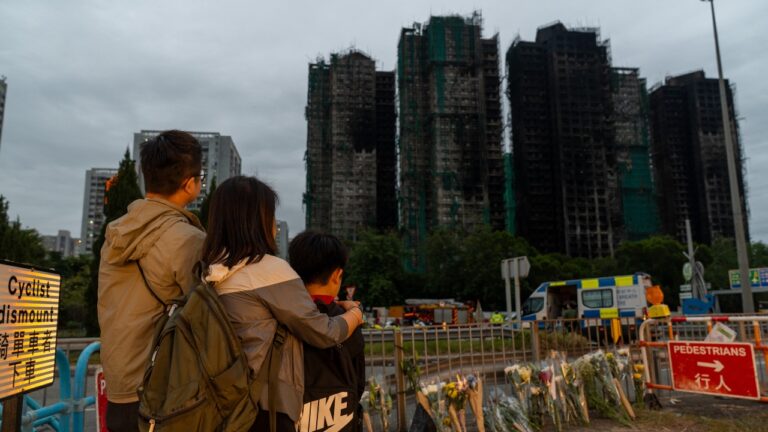 13 pessoas são presas após incêndio em complexo residencial em Hong Kong