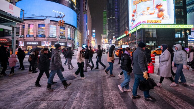 Após tempestade de neve, Nova York declara estado de emergência