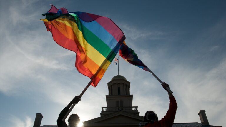 Mais de 200 homens são presos em ação contra ‘práticas imorais’ em ‘spa gay’ na Malásia