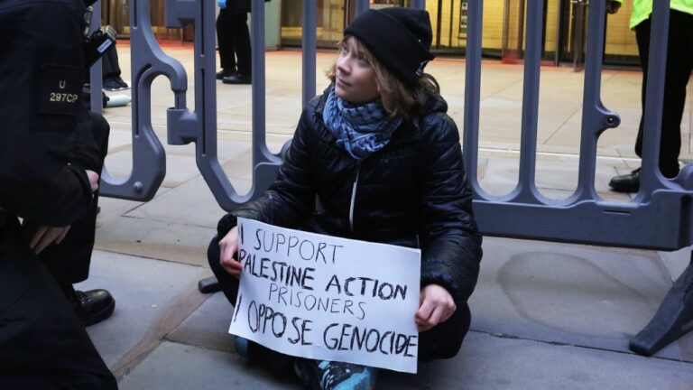 Greta Thunberg é presa em Londres durante ato em apoio à Palestina