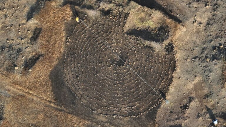 Maior labirinto antigo de pedra da Índia é descoberto