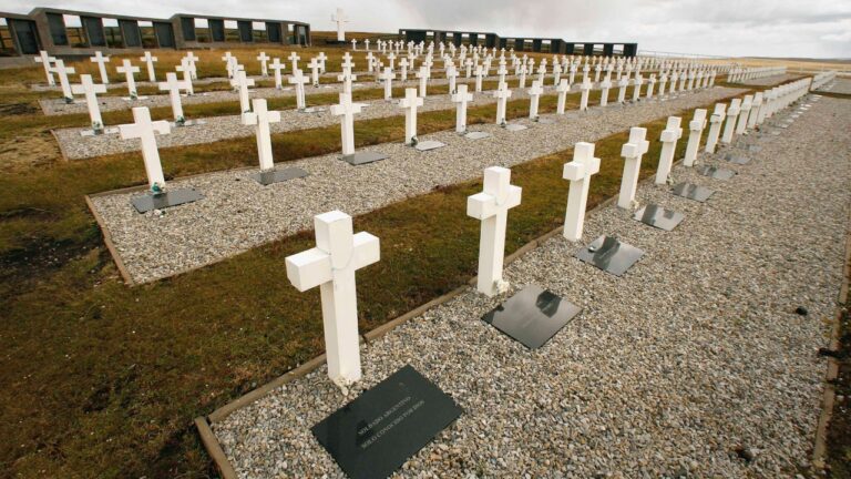 Cemitério nas Malvinas identifica soldados argentinos após 40 anos