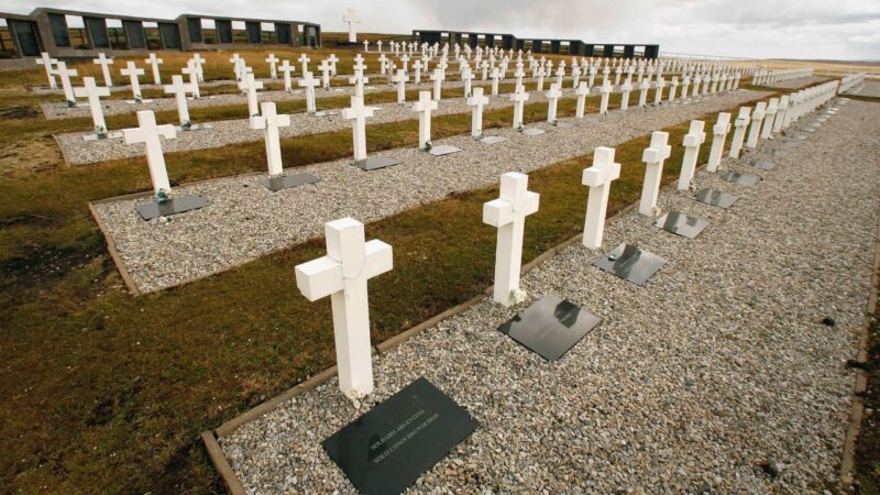 Cemitério nas Malvinas identifica soldados argentinos após 40 anos
