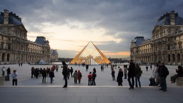 Greve de funcionários interrompe funcionamento do Museu do Louvre